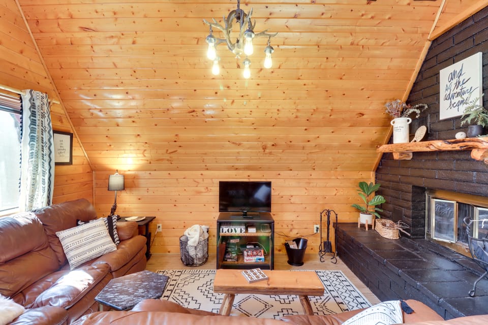 Decks + Fire Pit: Rustic-Modern Overgaard Cabin! House in Heber-Overgaard