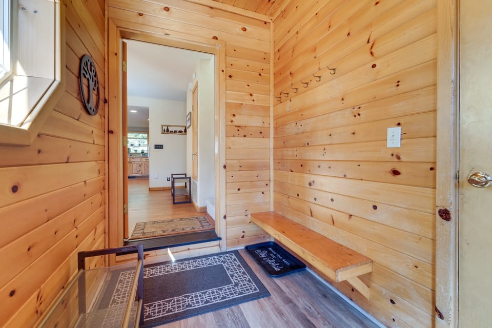 4 Mi to Downhill Ski Resort! Spacious Family Haven House in Truckee