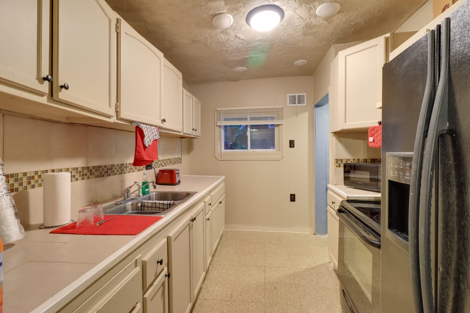 Minutes to Attractions: WFH Friendly Detroit Home House in Detroit