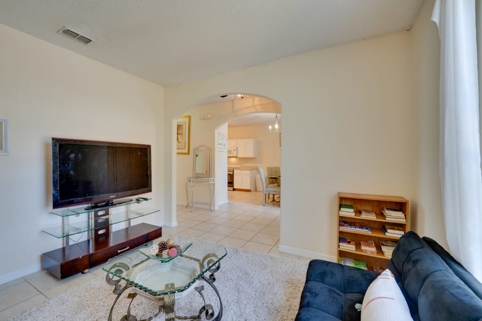 Sunlit Davenport Family Home w/ Private Lanai House in Osceola County