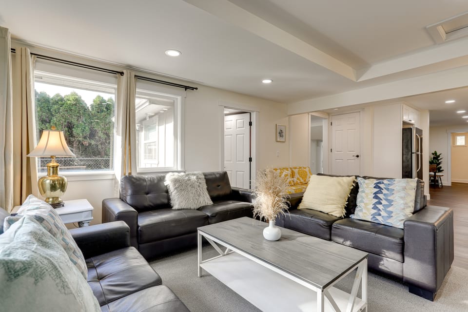 Deck, Yard & Game Room: Fun-Filled Redmond Home House in Redmond