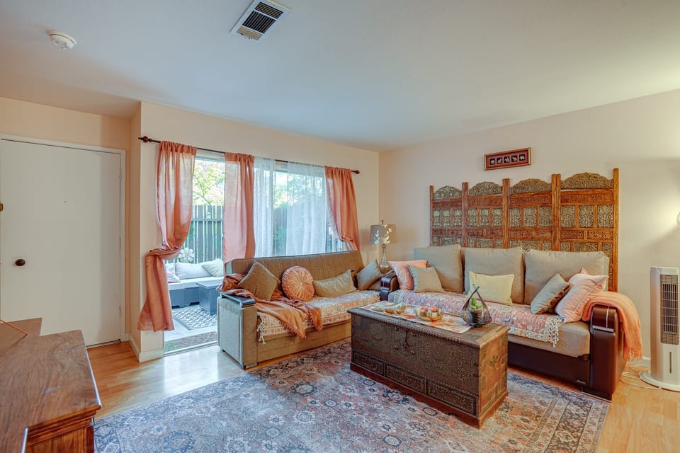 Lovely Concord Townhome Retreat w/ Community Pool! Apartment in Concord