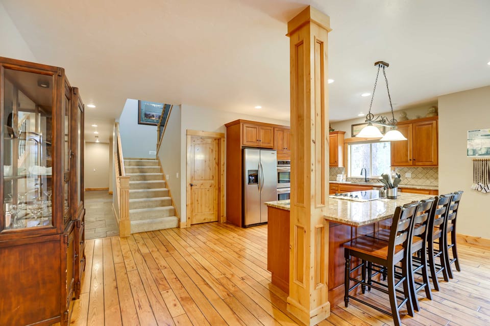 Indoor Entertainment: Forested Sunriver Retreat! House in Sunriver