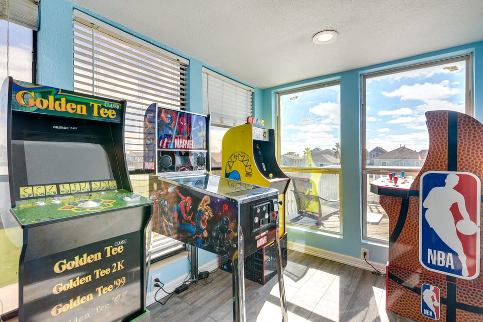 Walk to Beach: Family-Friendly Galveston Home! House in Galveston Island
