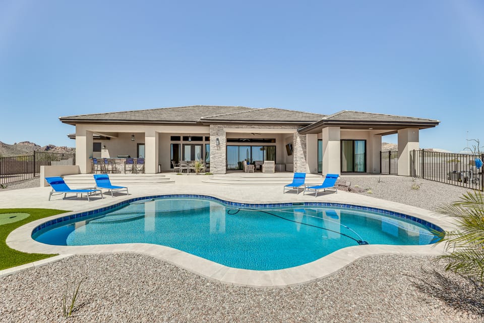 7 Mi to Lost Dutchman: Home w/ Pool + Patio! House in Arizona