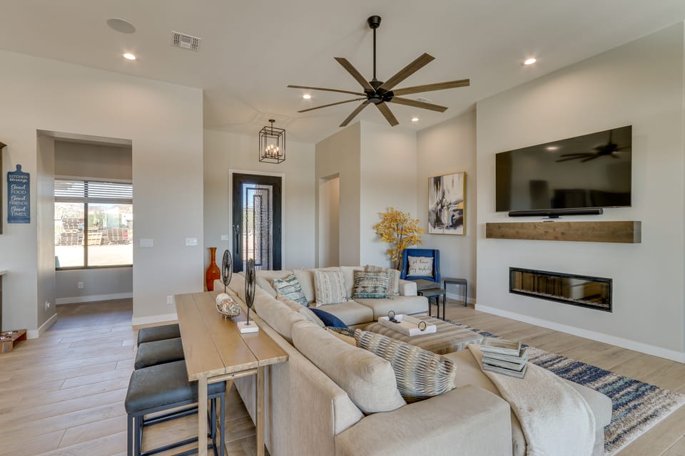 7 Mi to Lost Dutchman: Home w/ Pool + Patio! House in Arizona