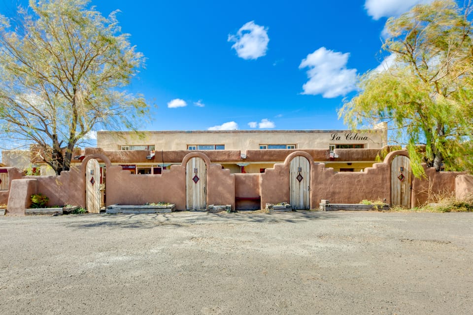 Hot Tub, Sunset Views! Couple’s Escape in El Prado Apartment in New Mexico