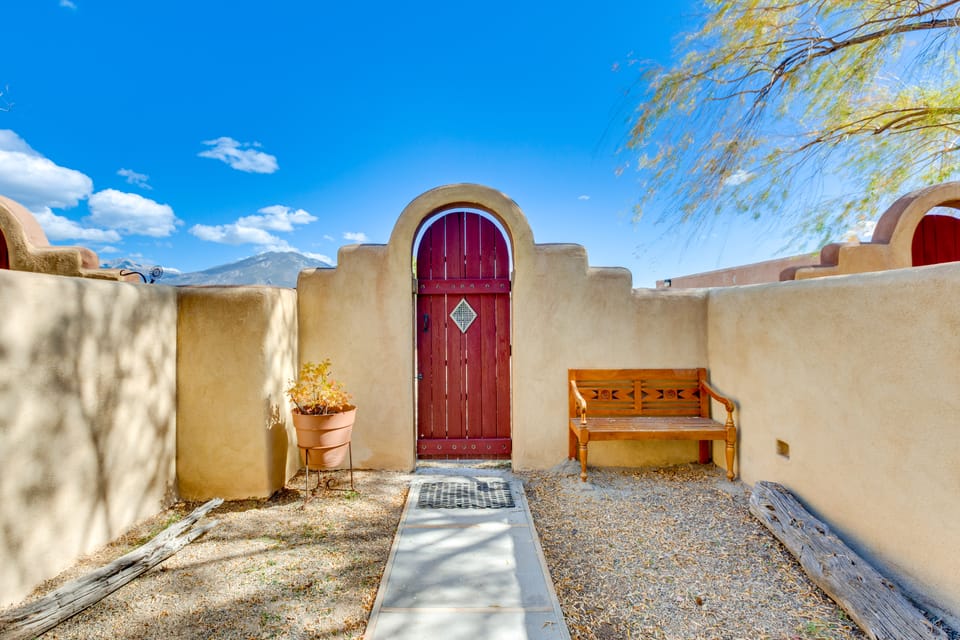 Hot Tub, Sunset Views! Couple’s Escape in El Prado Apartment in New Mexico