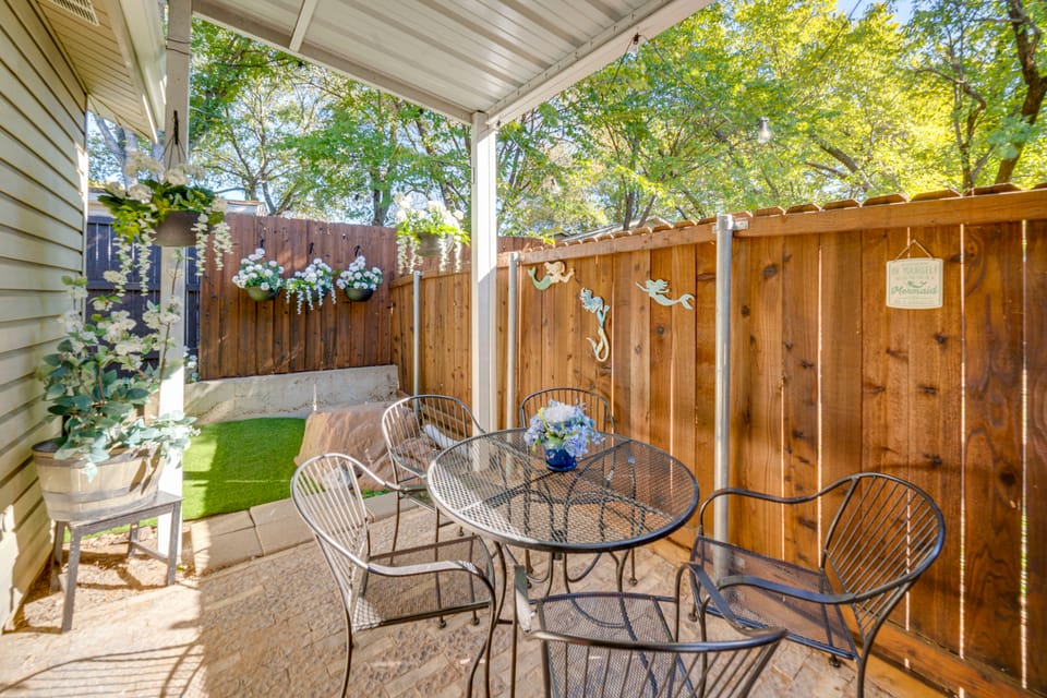 Pet-Friendly Getaway w/ Projector in Lake Dallas! Cottage in Lake Dallas