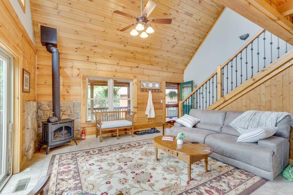 Serene Cabin w/ Deck & Fire Pit in Blue Ridge Mtns House in Tennessee