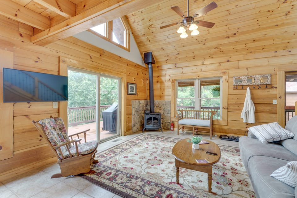 Serene Cabin w/ Deck & Fire Pit in Blue Ridge Mtns House in Tennessee