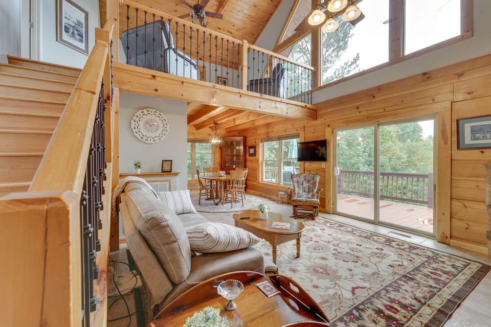 Serene Cabin w/ Deck & Fire Pit in Blue Ridge Mtns House in Tennessee