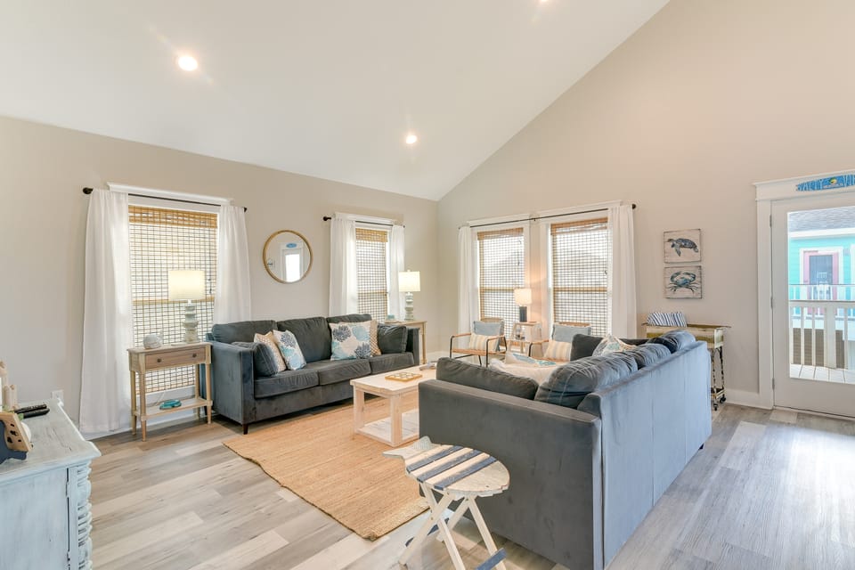 Relax Poolside, Walk to Sand! Galveston Family Gem House in Galveston Island