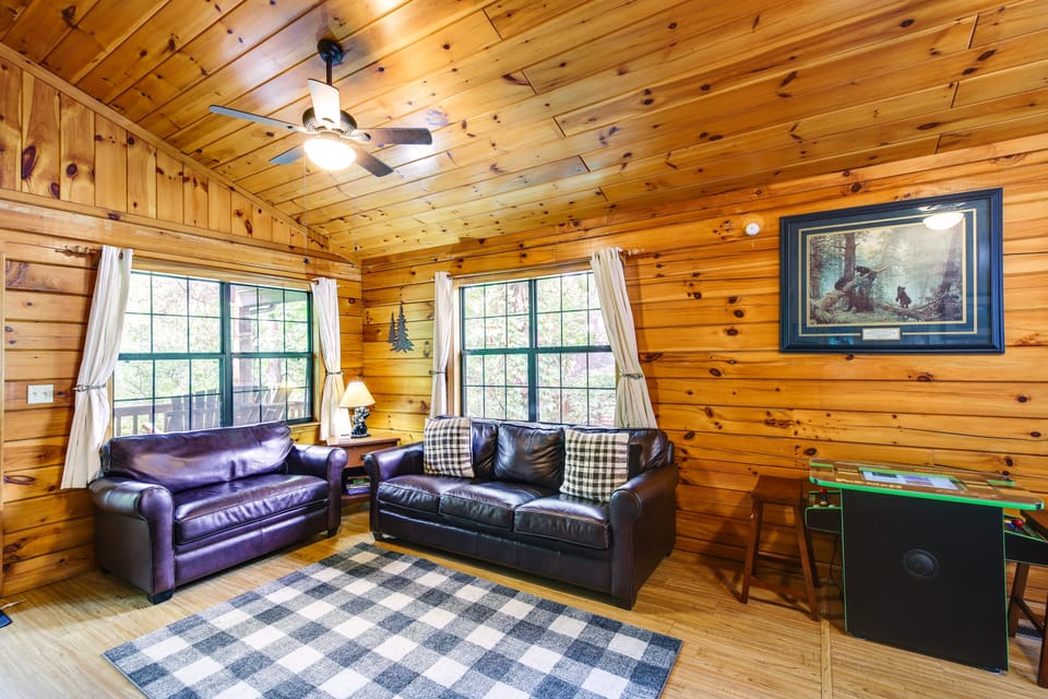 Tennessee Cabin w/ Balcony, Hot Tub & Pool Access! House in Sevier County