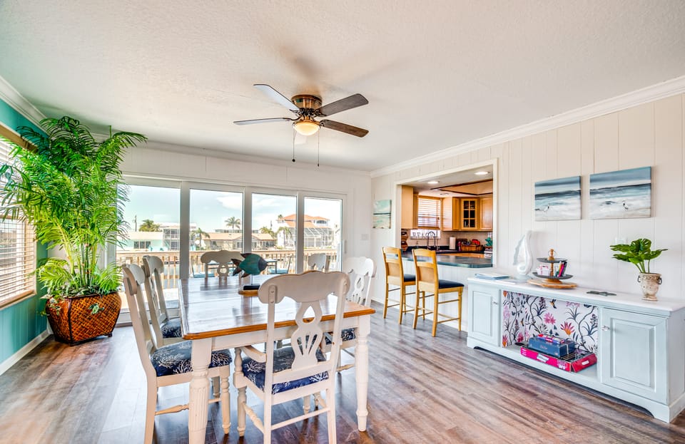 Private Pool & Dock: Old Florida Waterfront Home House in Hernando Beach