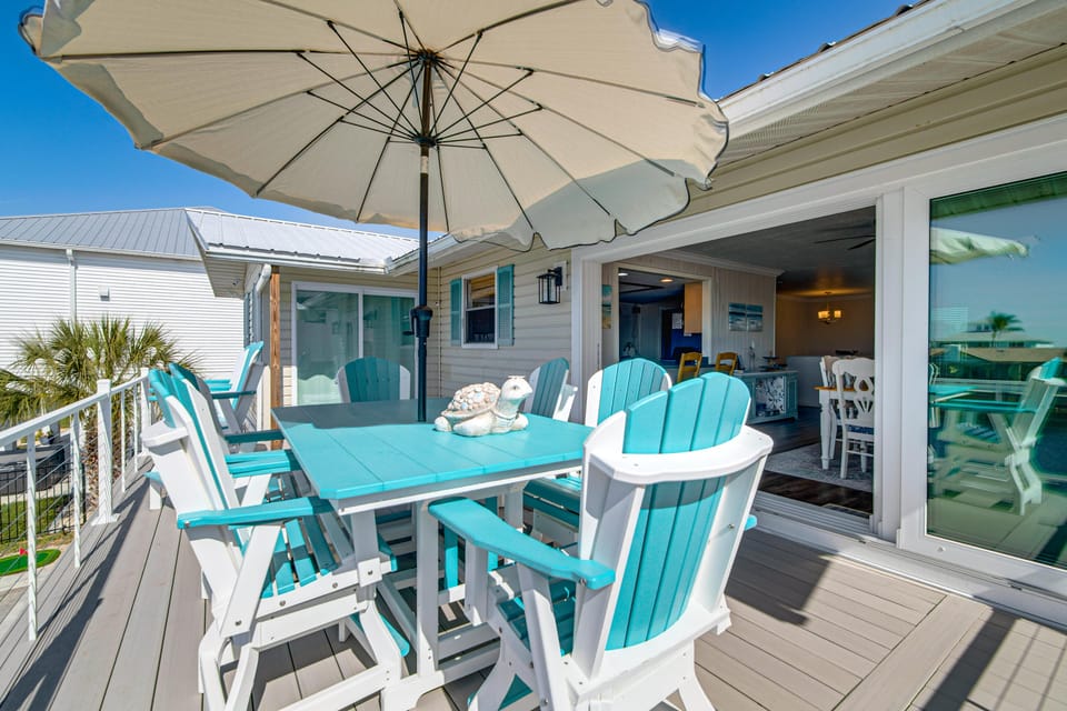 Private Pool & Dock: Old Florida Waterfront Home House in Hernando Beach