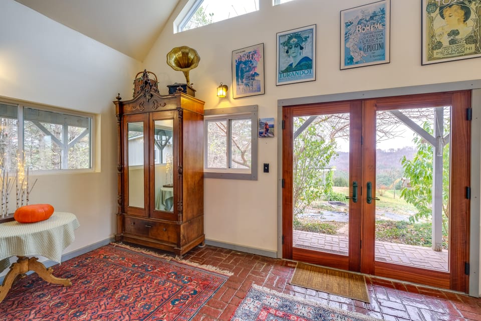 Pet-Friendly Pilot Studio w/ Vineyard Views! Apartment in Virginia
