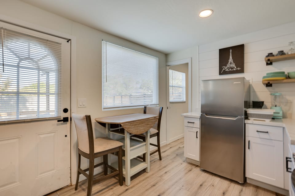 Couples Retreat! Tiny Home 5 Mi to Dtwn Phoenix Apartment in Phoenix