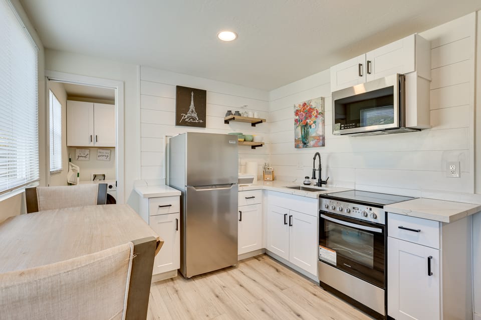 Couples Retreat! Tiny Home 5 Mi to Dtwn Phoenix Apartment in Phoenix