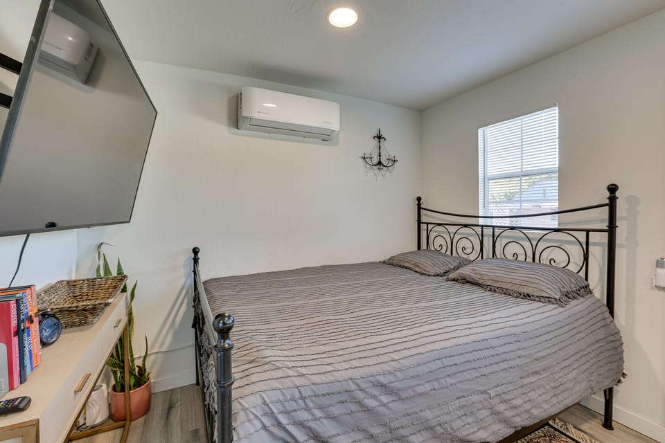 Couples Retreat! Tiny Home 5 Mi to Dtwn Phoenix Apartment in Phoenix