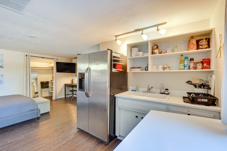 5 Mi to Dtwn: Pet-Friendly Phoenix Studio w/ Yard Apartment in Phoenix