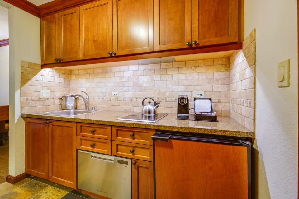 Breathtaking Olympic Valley Gem: Walk to Chairlift Apartment in Palisades Tahoe (Olympic Valley)