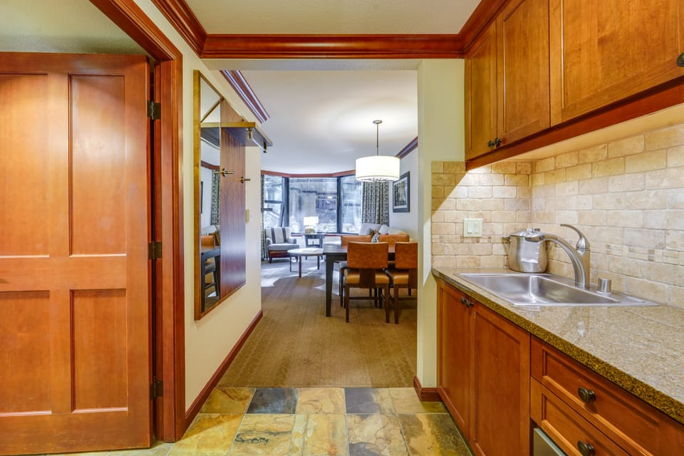 Breathtaking Olympic Valley Gem: Walk to Chairlift Apartment in Palisades Tahoe (Olympic Valley)