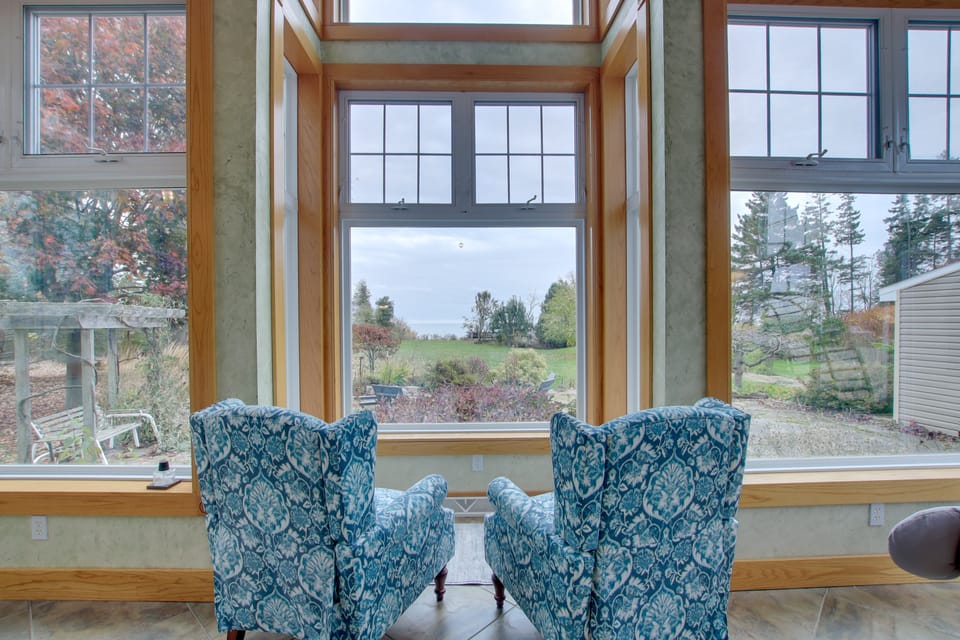 Lakefront Algoma Home w/ Deck, Grill & Fireplace House in Algoma