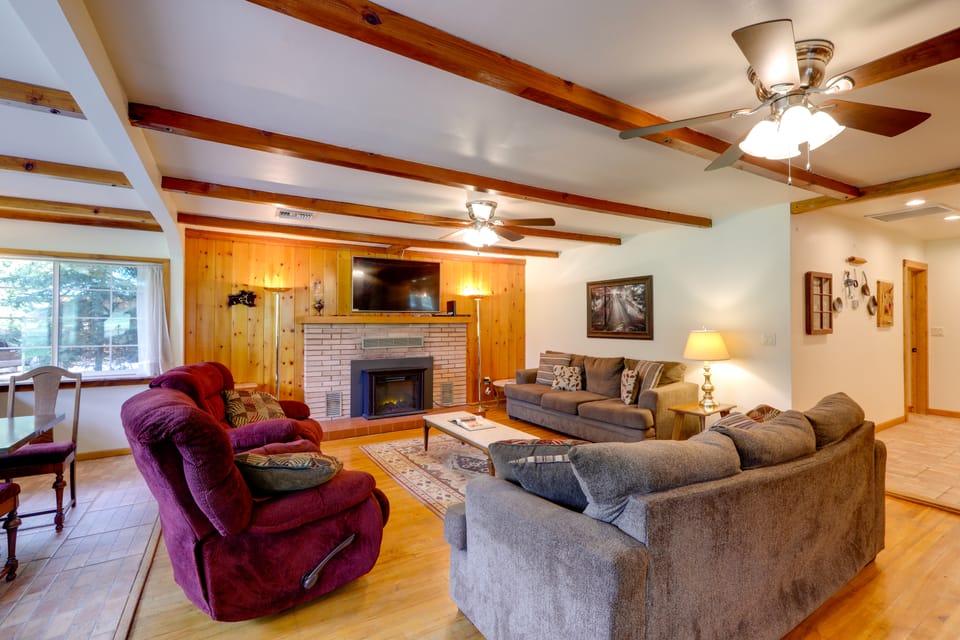 Cozy Cabin on 1 Acre in Premier Pine Neighborhood House in Pine