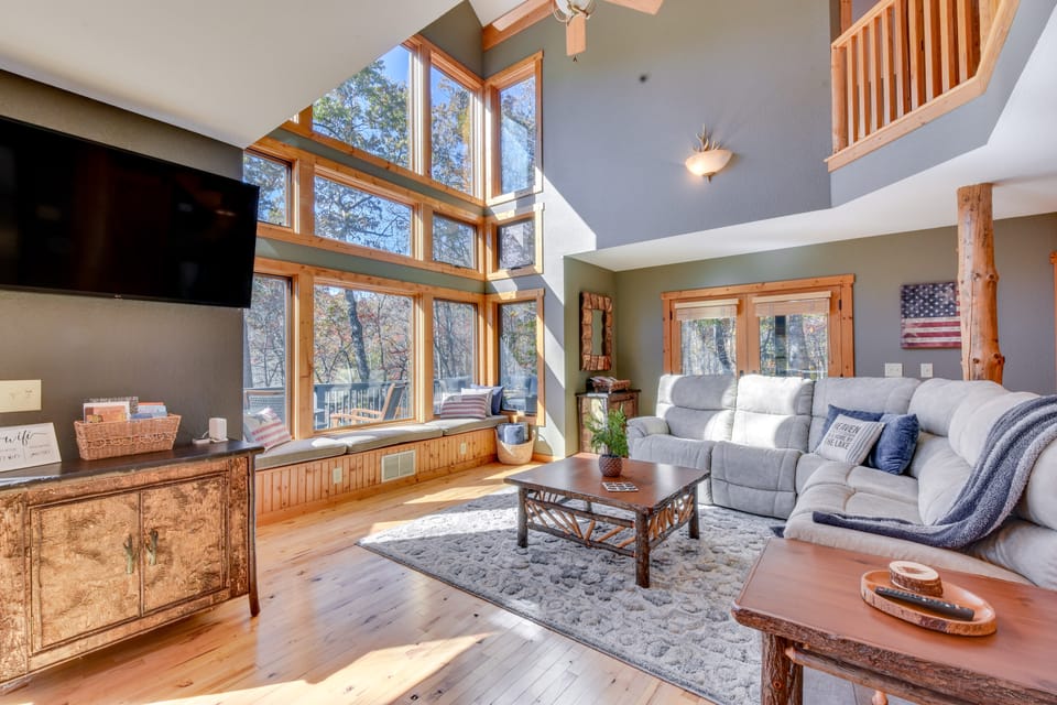 'Burton on the Rocks' Lake Retreat w/ Hot Tub! House in Georgia