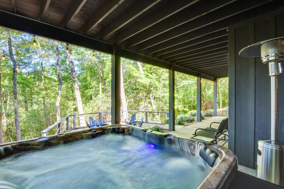'Burton on the Rocks' Lake Retreat w/ Hot Tub! House in Georgia