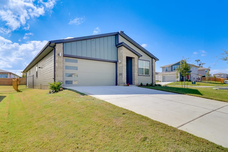 10 Mi to Dtwn: Bright Austin Gem w/ Pool Access House in Austin
