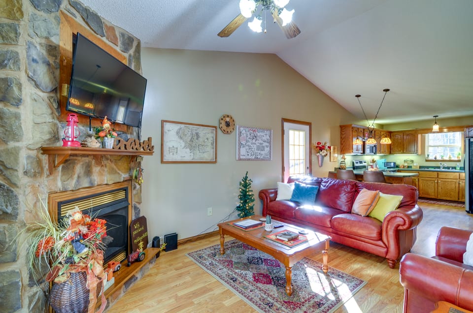 Burnside Resort Cabin w/ Hot Tub & Outdoor Spots! House in Lake Cumberland