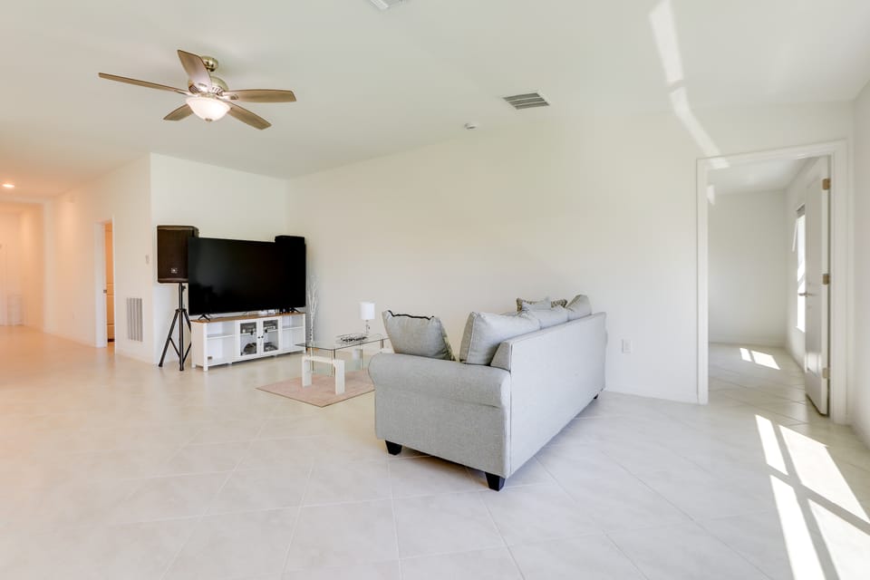 Bright Port Charlotte Home - 2 Mi to Beach! House in Port Charlotte