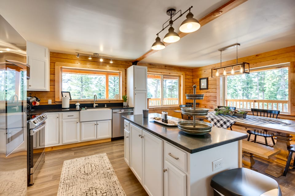 Wraparound Porch: & Forest Views: Angel Fire Cabin House in Angel Fire