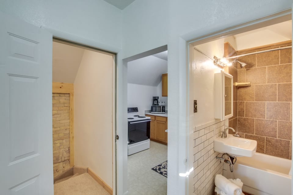 1 Block to Town! Convenient Logan Apartment Apartment in Logan
