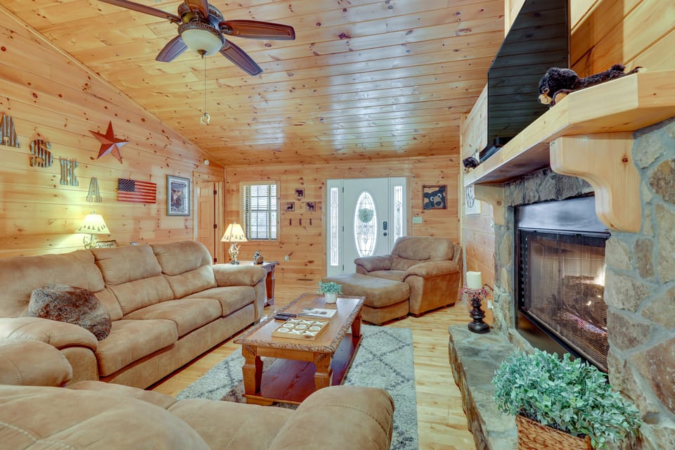 Hot Tub & Game Room: Blue Ridge Getaway House in Georgia