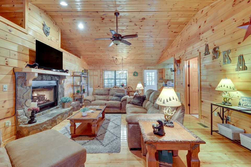 Hot Tub & Game Room: Blue Ridge Getaway House in Georgia