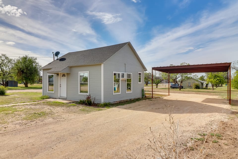 Cozy Ballinger Vacation Rental w/ Deck & Grill! House in Texas
