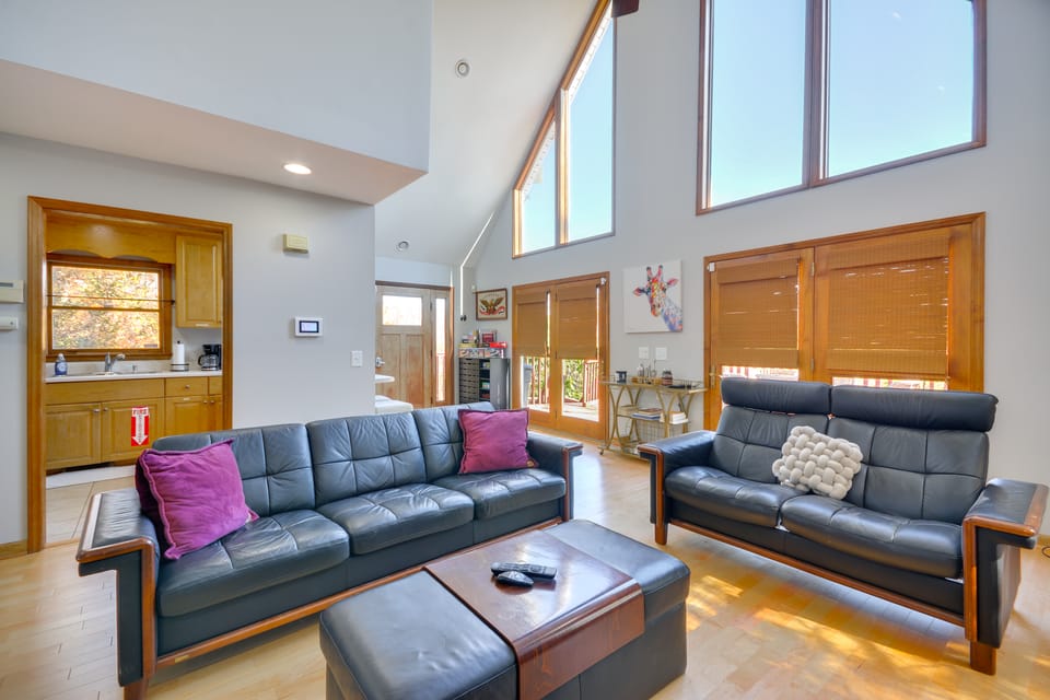 Mountain-View Blue Ridge Cabin Getaway w/ Fire Pit House in Virginia