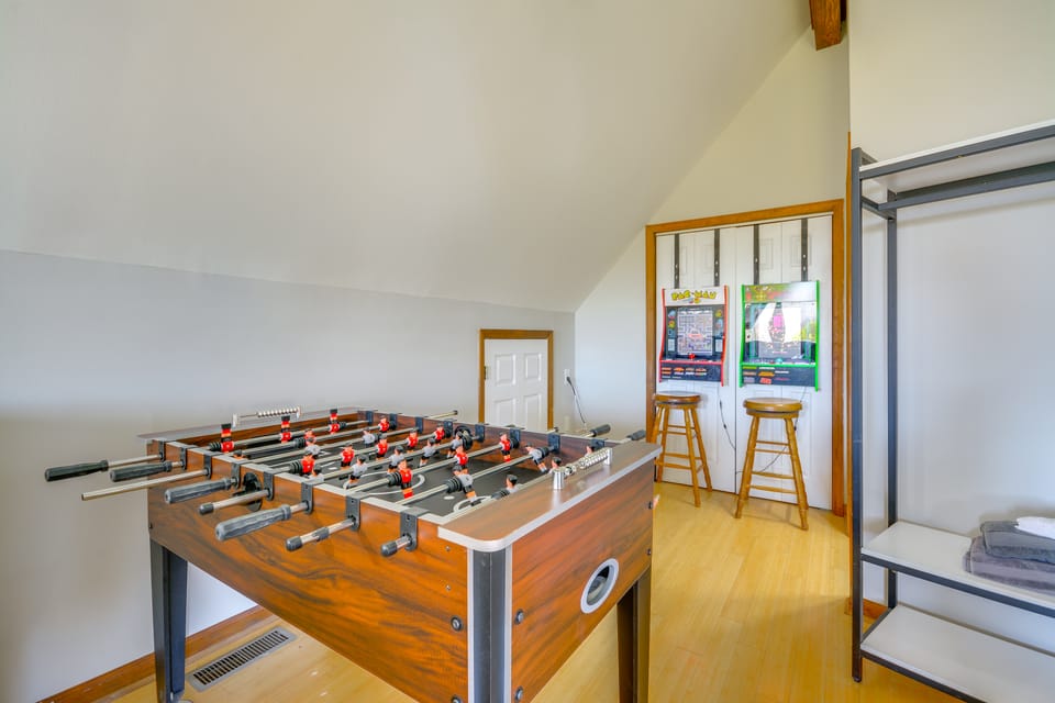 Mountain-View Blue Ridge Cabin Getaway w/ Fire Pit House in Virginia