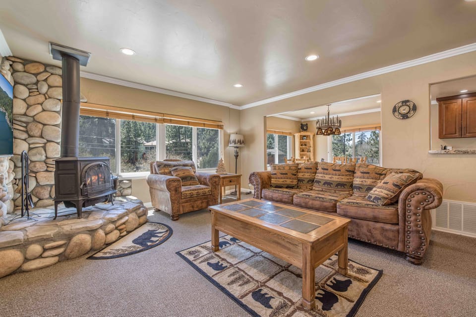 Walk to Ski Resort: Mtn-View Cabin w/ Hot Tub! House in Big Bear