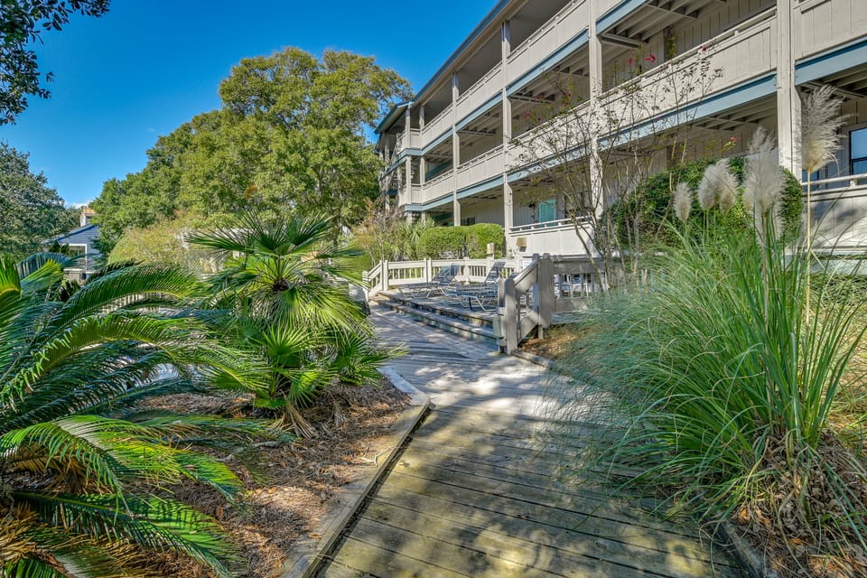 Walk to Beach: Gem w/ Balcony in Sea Grove Resort Apartment in Surfside Beach