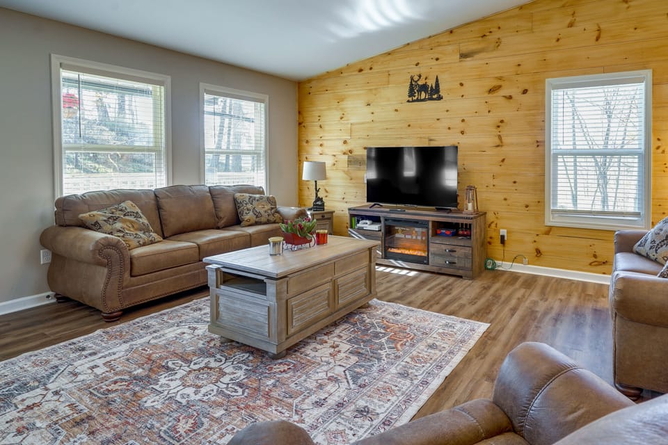 Serene Logan Retreat w/ Hot Tub & Stargazing Dome House in Falls Township