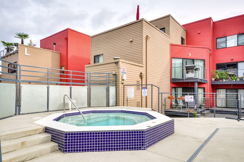 Portland Condo w/ Hot Tub Access, Near Downtown! Apartment in Pearl District