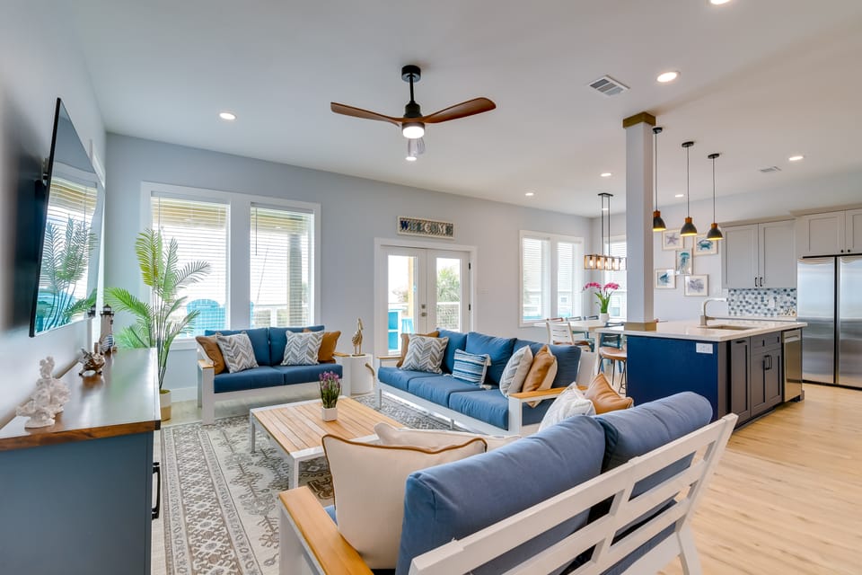 Steps to Sand! Group-Friendly Getaway in Galveston House in Hitchcock