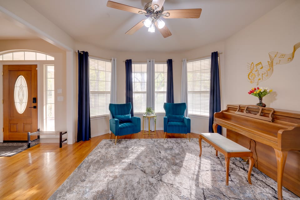 13 Mi to Dtwn McKinney! Family Getaway w/ Pool House in Anna
