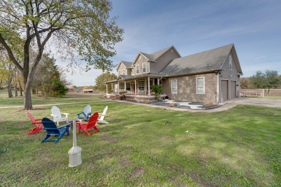 13 Mi to Dtwn McKinney! Family Getaway w/ Pool House in Anna