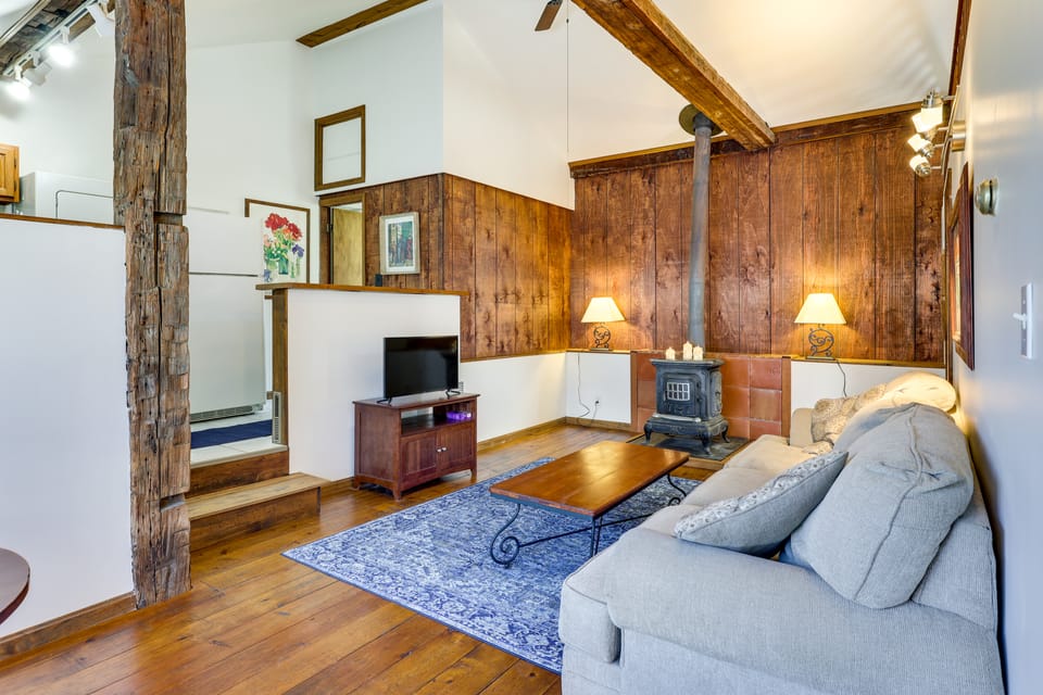 Chagrin Falls Cottage  2 Mi to Town House in Lake Erie