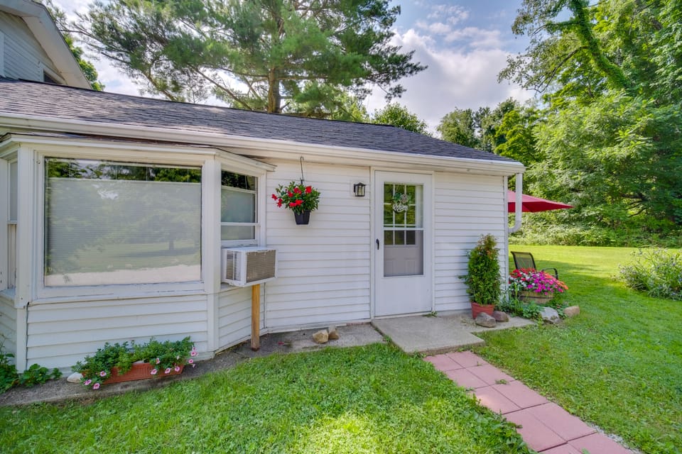 Chagrin Falls Cottage  2 Mi to Town House in Lake Erie